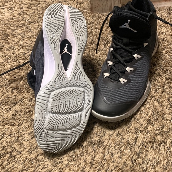 Jordan basketball shoes - Picture 3 of 4